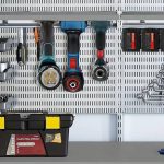 Как выбрать и установить гаражные полки?