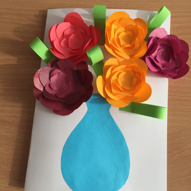 Цветы аппликация подарок маме. Аппликация маме на день рождения. Подарок маме из цветной бумаги. Аппликация ко Дню матери.