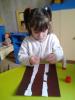 रंगीन कागज से बना फटा हुआ तालियां किसी भी उम्र के बच्चों के लिए एक आकर्षक गतिविधि है।