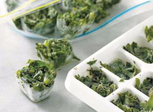 ساده ترین گزینه ها برای انجماد جعفری برای زمستان در یخچال آیا یخ زدن سبزی ها در ظرف پلاستیکی مضر است؟